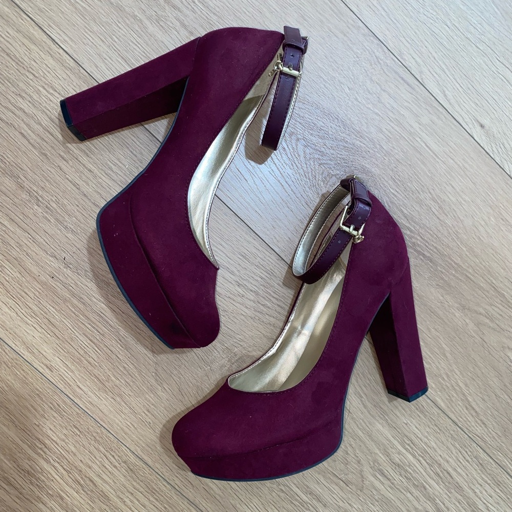 GUESS Purple Faux Suede Platform Pumps